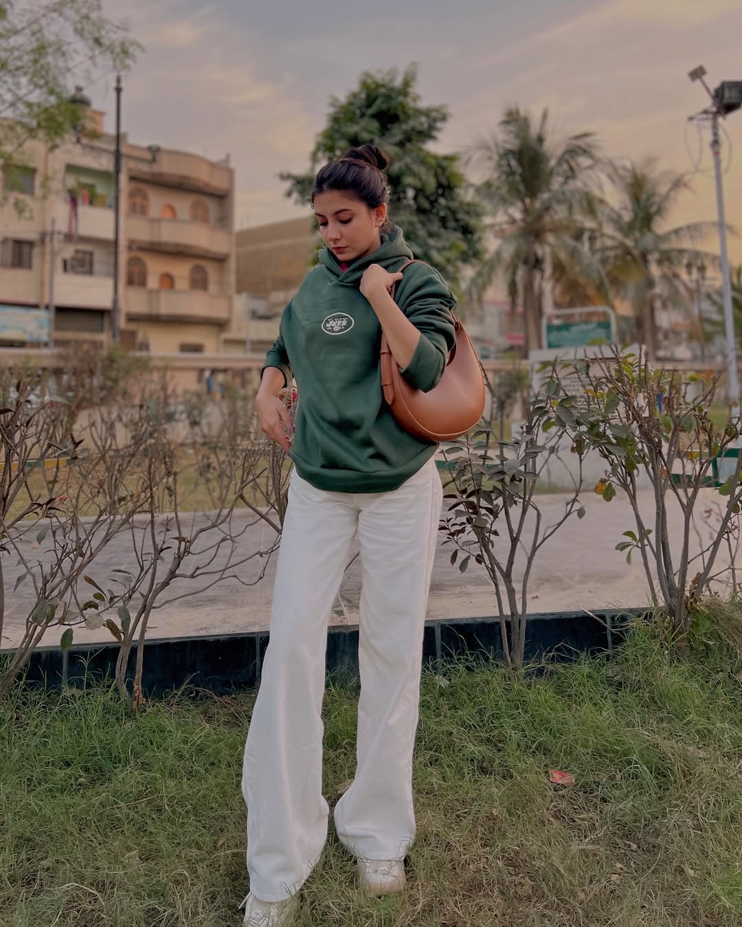 lady with Lyana Claudia bag on shoulder